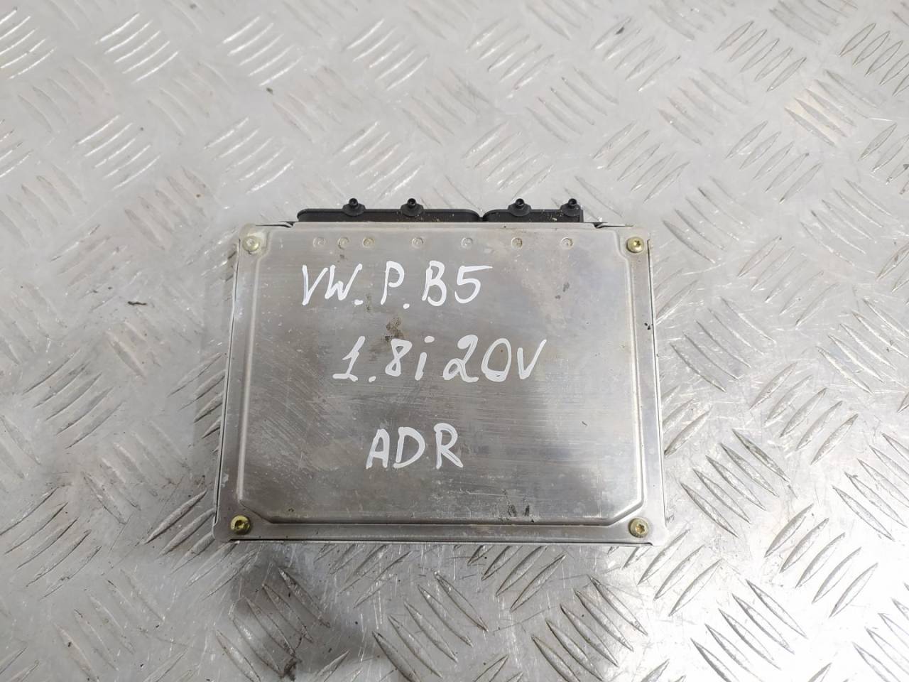 блок управления двигателем Volkswagen Passat B5 1997, 1.8 л., i, бензин, -, 8D0907558F - фото №1