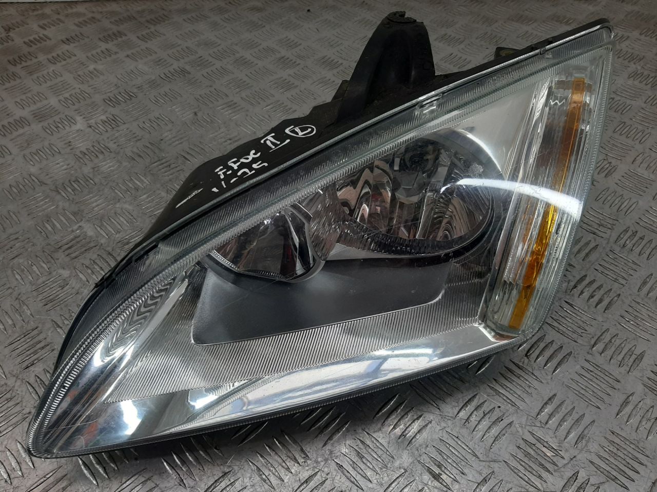 фара левая Ford Focus 2 поколение 2005, 1.6 л., HWDA, бензин, МКПП, хетчбэк 5 дв. - фото №1