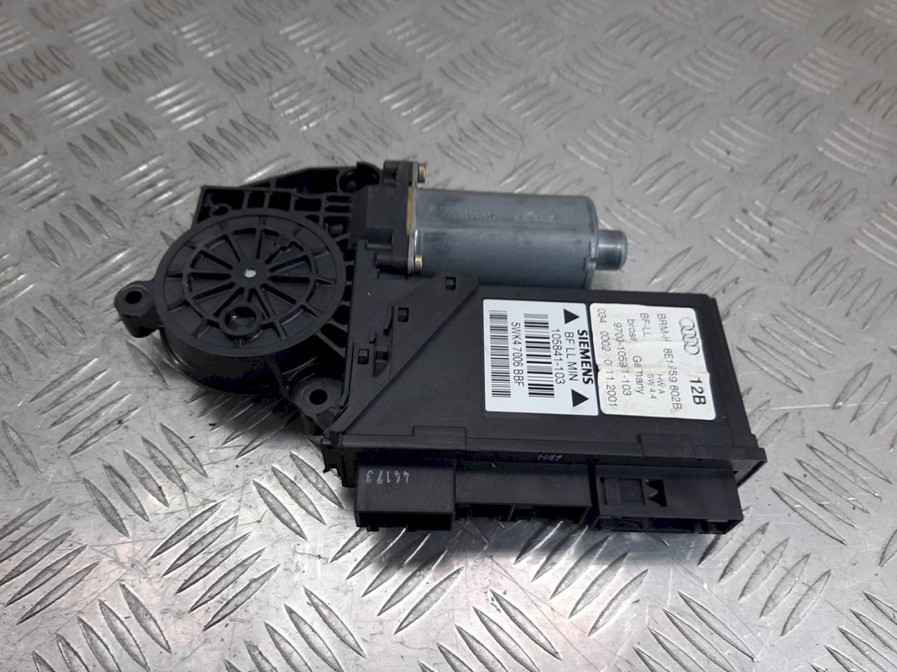 моторчик стеклоподъемника передний правый Audi A4 B6 2001, 8E1959802B - фото №1