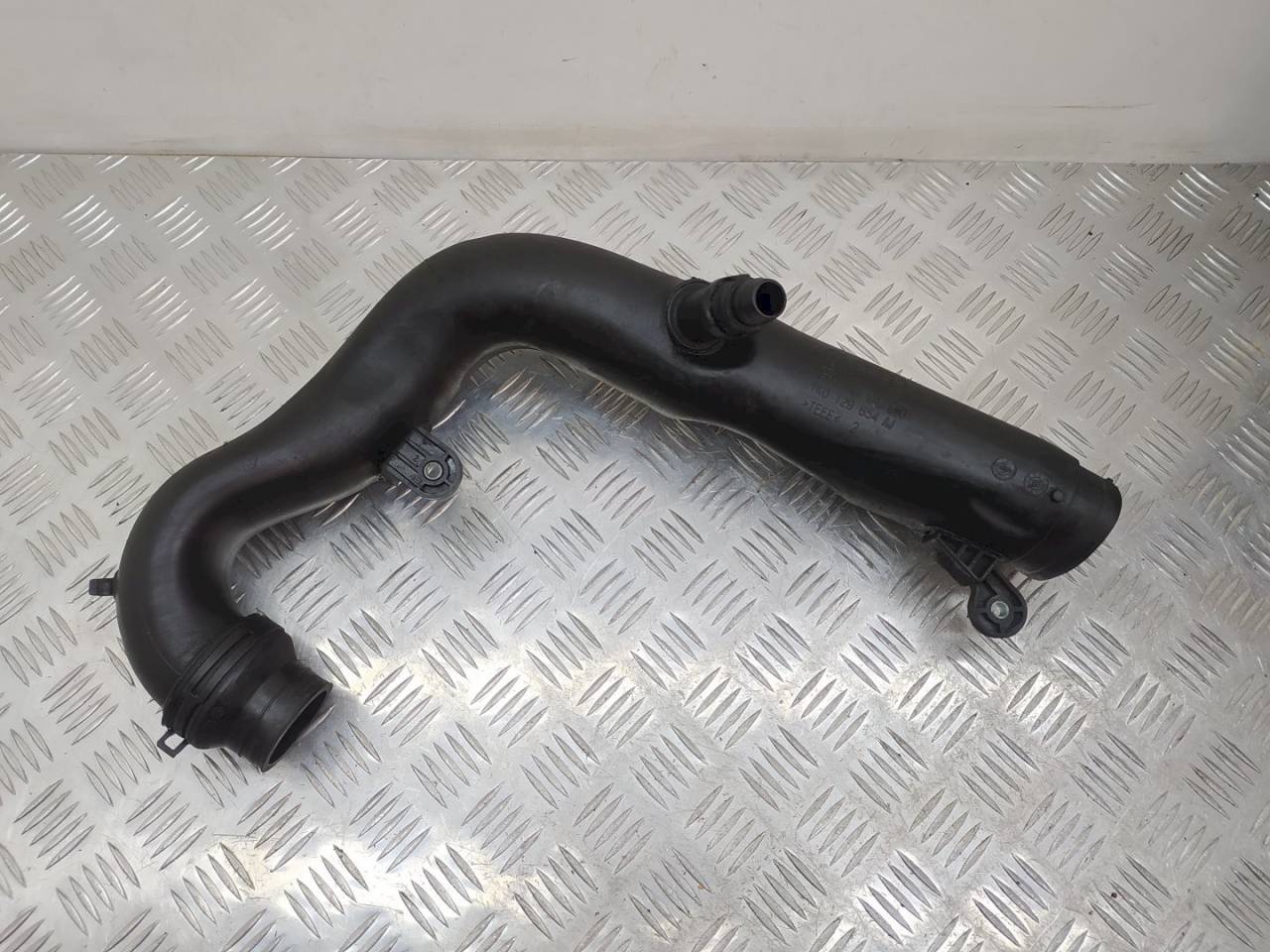 патрубок интеркулера Skoda Octavia 2 поколение (A5) 2006, 2.0 л., TDi, 1K0129654AJ - фото №1