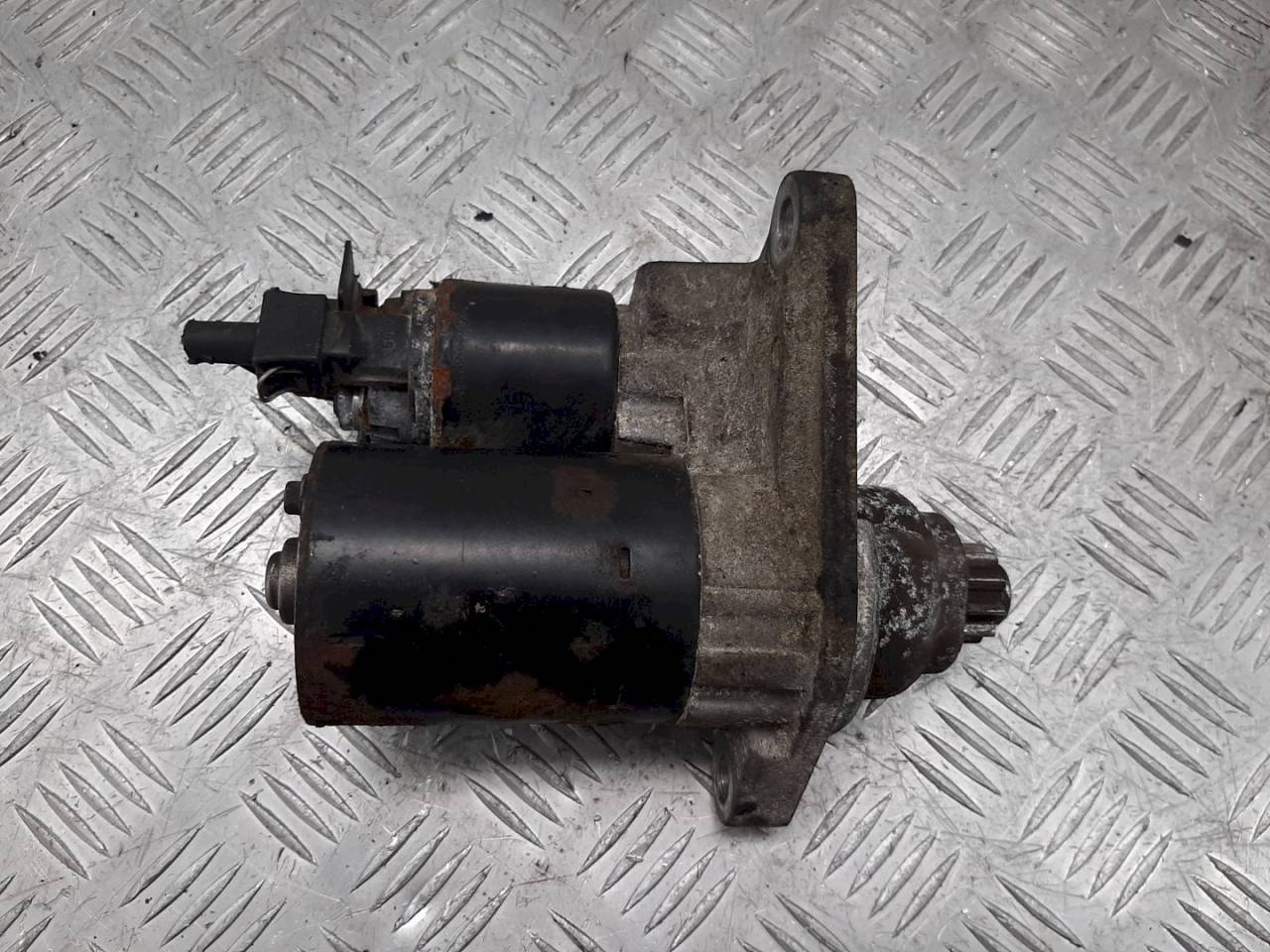 стартер Volkswagen Fox 2 поколение 2007, 1.2 л., i, 1120400 - фото №1