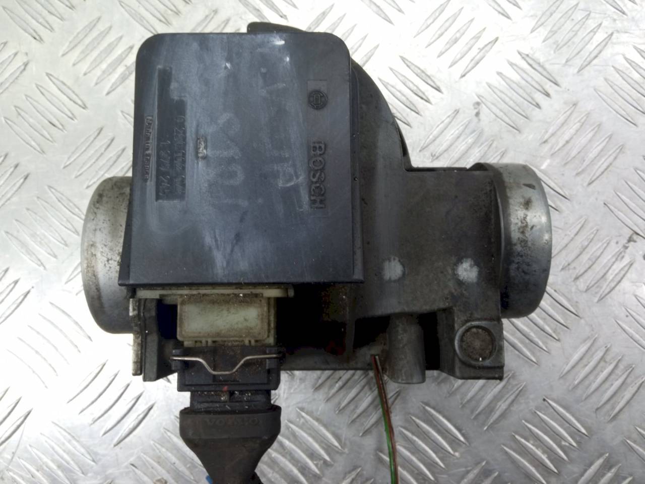 расходомер воздуха Volvo V70 1 поколение 2000, 2.5 л., TDi, 281002074 - фото №1