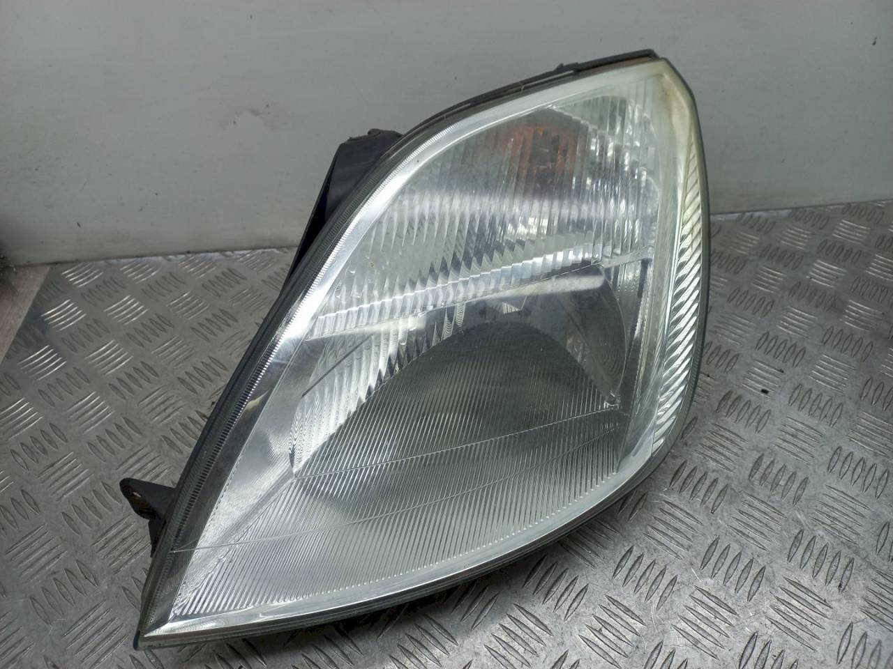 фара левая Ford Fiesta 5 поколение 2006 - фото №1