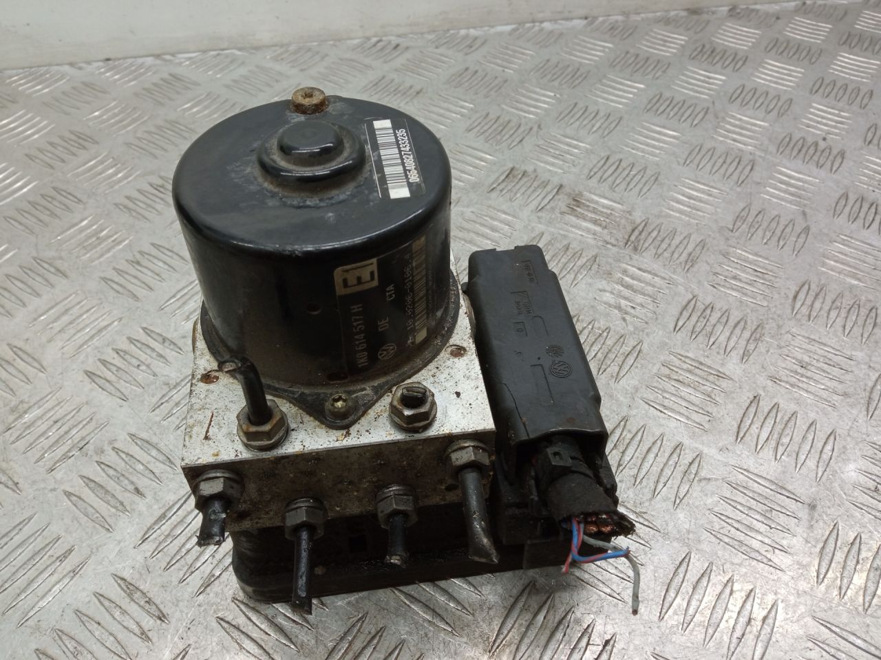 блок ABS Volkswagen Golf 5 поколение 2006, 1.4 л., BCA, бензин, 1K0907379K - фото №1