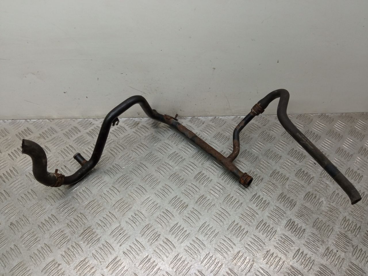 трубка охлаждающей жидкости Volkswagen Golf 4 поколение 2003, 2.0 л., i, бензин, 06A121065AR - фото №1