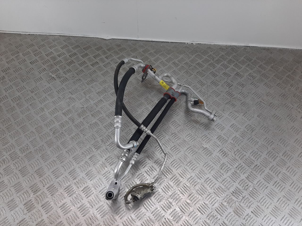 трубка кондиционера Tesla Model 3 1 поколение 2019 - фото №1