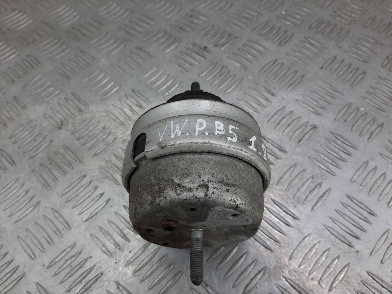 подушка крепления двигателя Volkswagen Passat B5 1999, 1.8 л., Ti, бензин, -, 8D0199379J - фото №1