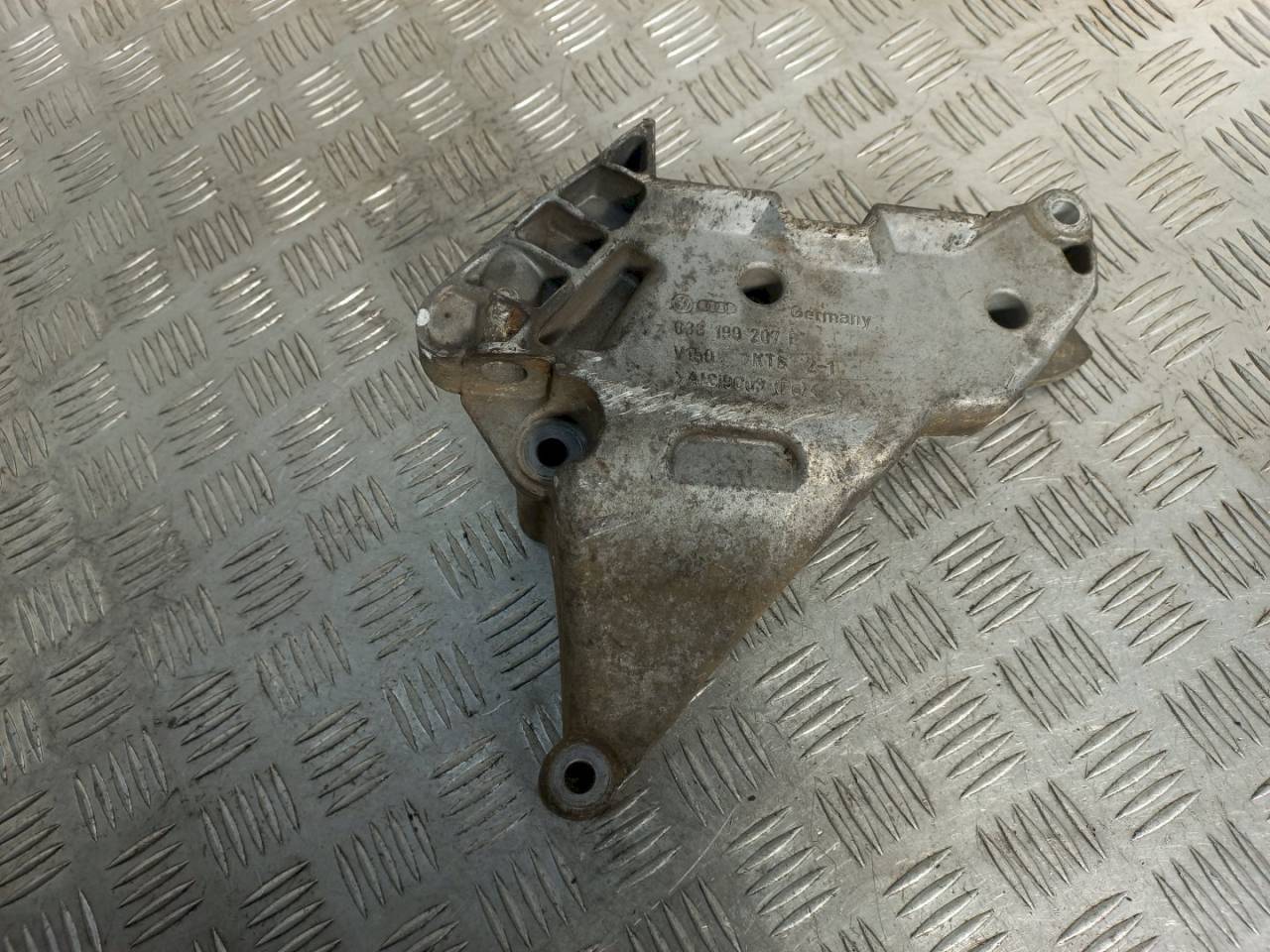 кронштейн двигателя Skoda Octavia 2 поколение (A5) 2009, 2.0 л., TDi, 03G199207E - фото №1