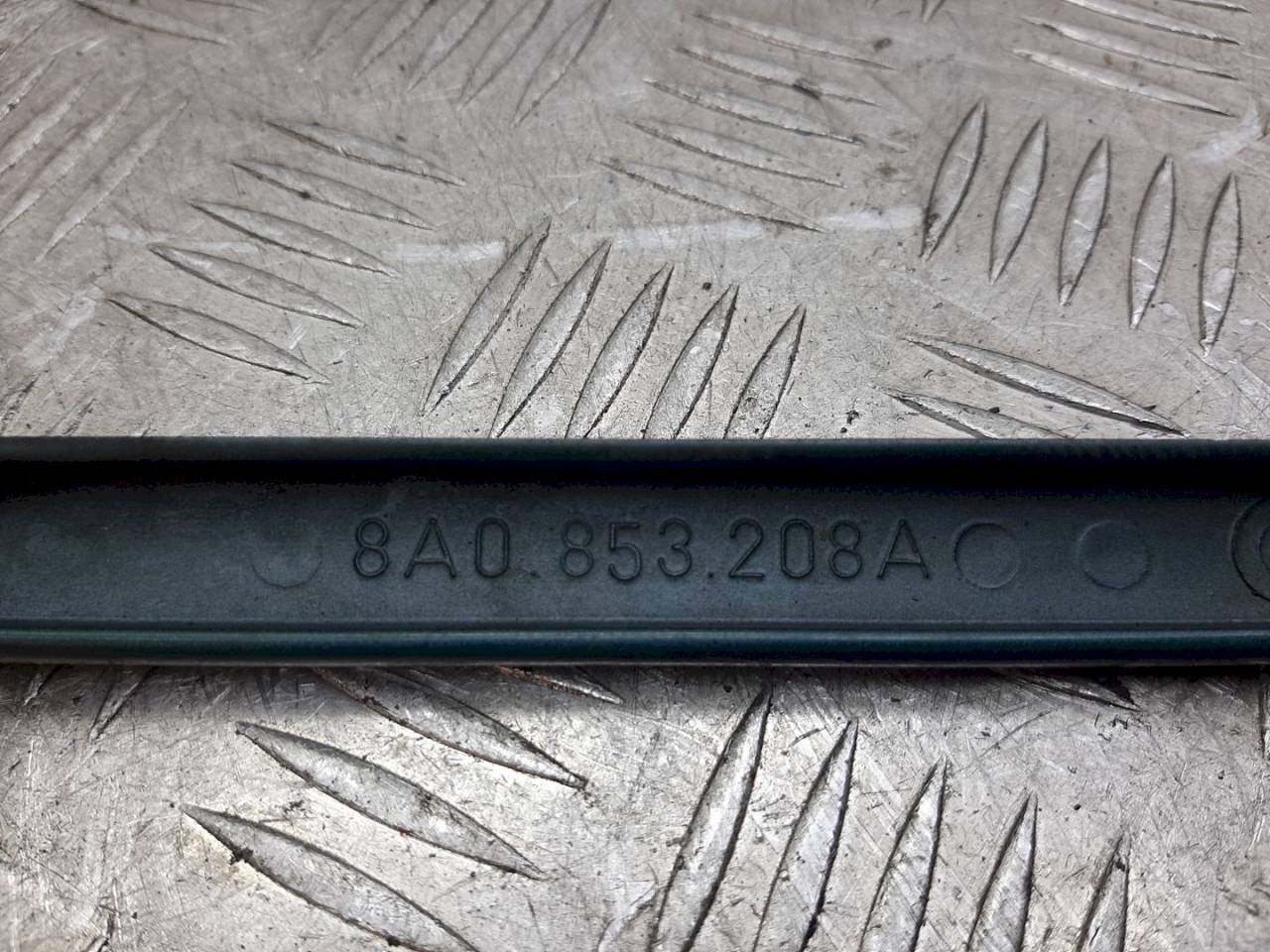 ресничка (ус) фары Audi 80 8C/B4 1993, 2.0 л., i, 8A0853208A - фото №1