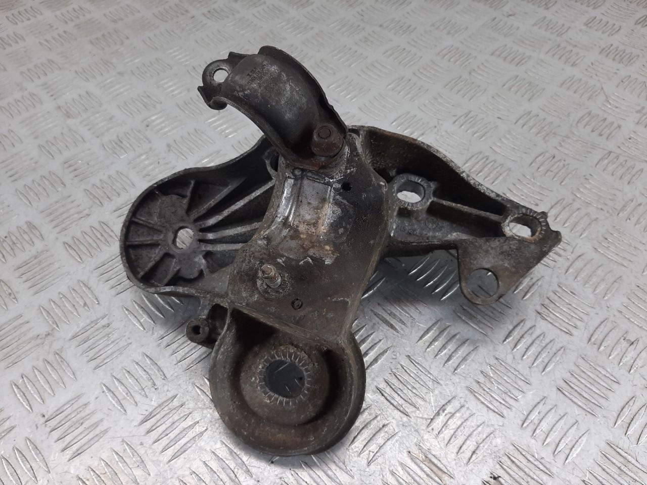 крепление стабилизатора / втулки стабилизатора Audi A6 4F/C6 2007, 2.7 л., дизель, 4F0199351S - фото №1