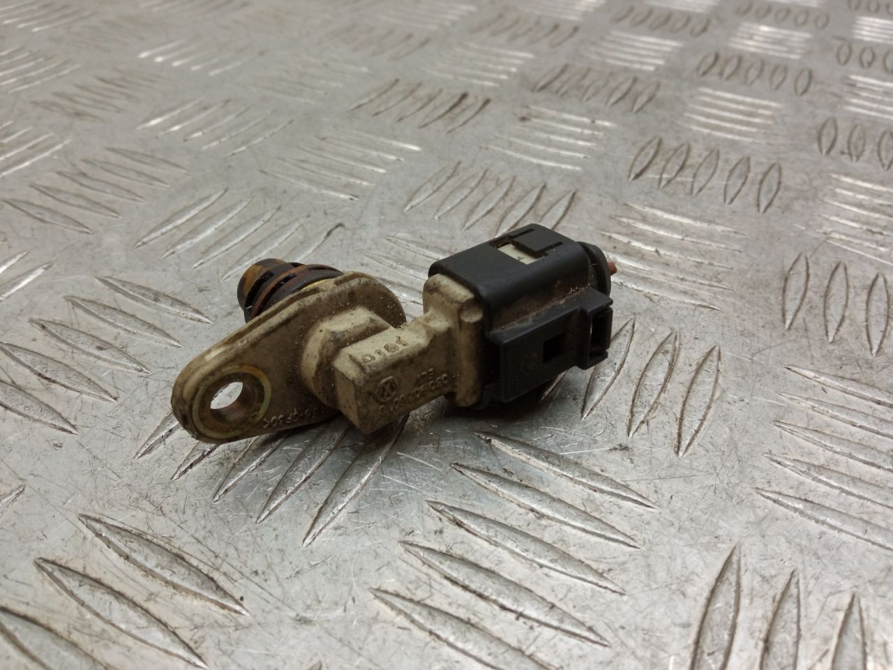 датчик распредвала Volkswagen Polo 4 поколение 2005, 1.2 л., бензин, 030907601D - фото №1