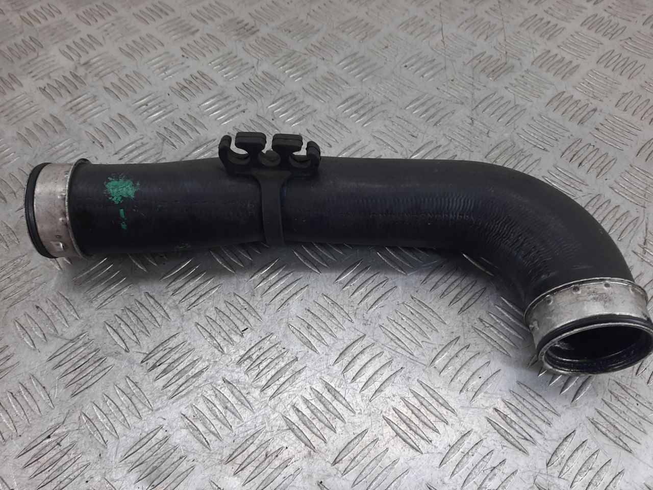 патрубок интеркулера Volkswagen Caddy 3 поколение 2007, 1.9 л., TDi, дизель, 1K0145838H - фото №1