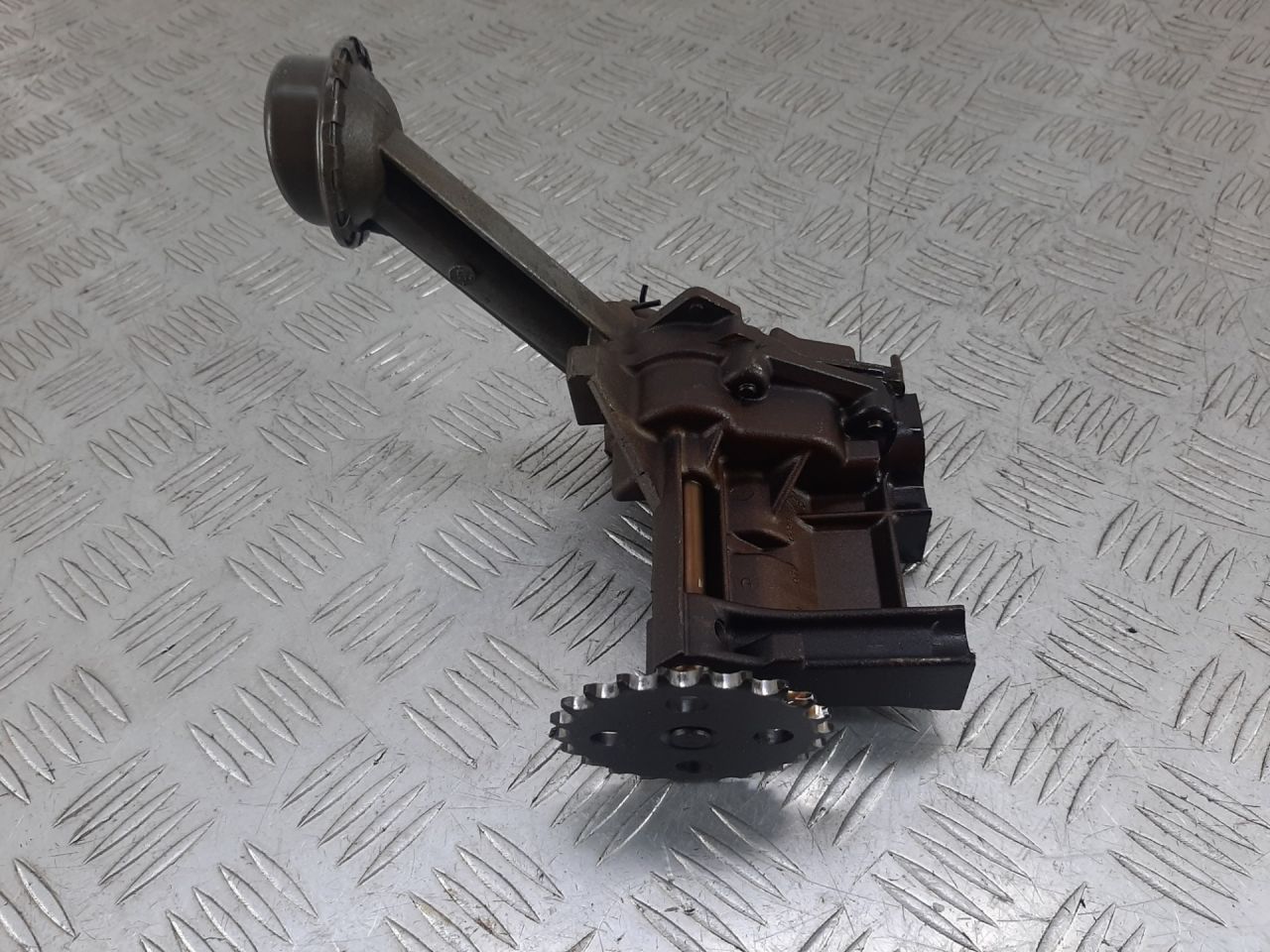 насос масляный Renault Scenic 2 поколение 2005, 1.6 л., бензин, -, 7700600532 - фото №1