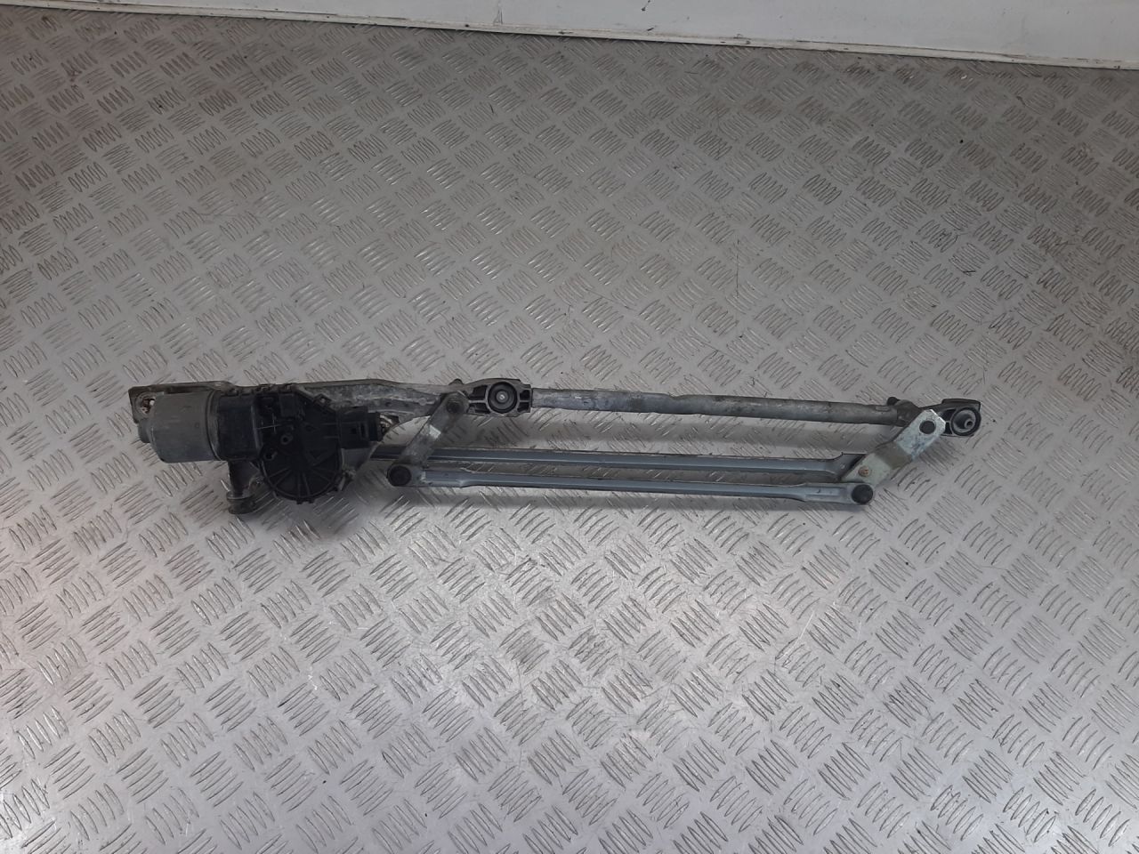 механизм стеклоочистителя (трапеция дворников) Ford Focus 2 поколение 2007, 1.8 л., KKDA, дизель, 4M5117504AC - фото №1