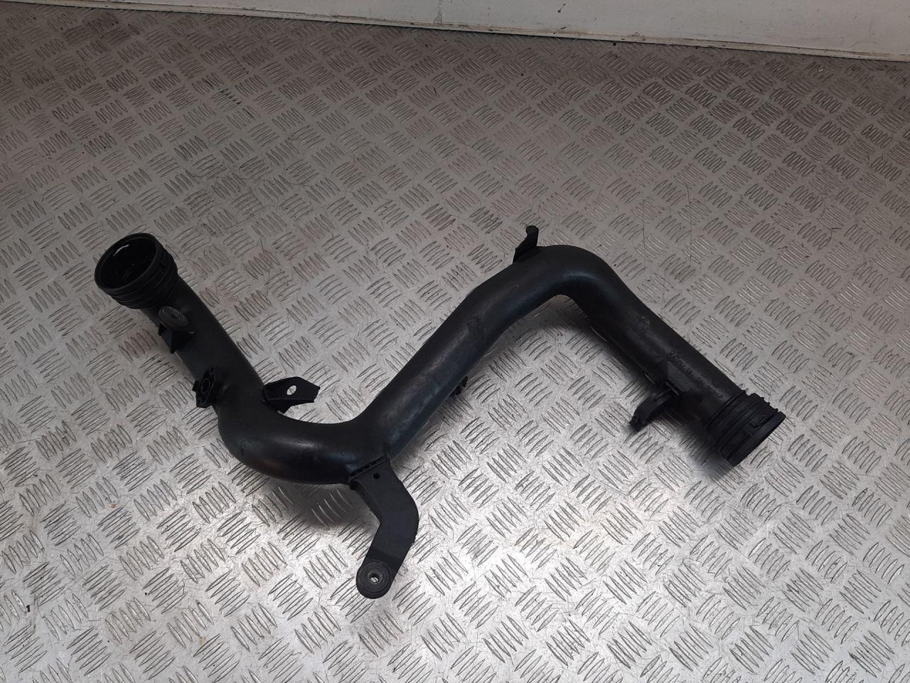 патрубок интеркулера Volkswagen Touran 1 поколение 2006, 1.9 л., TDi, дизель, 1K0145762AC - фото №1