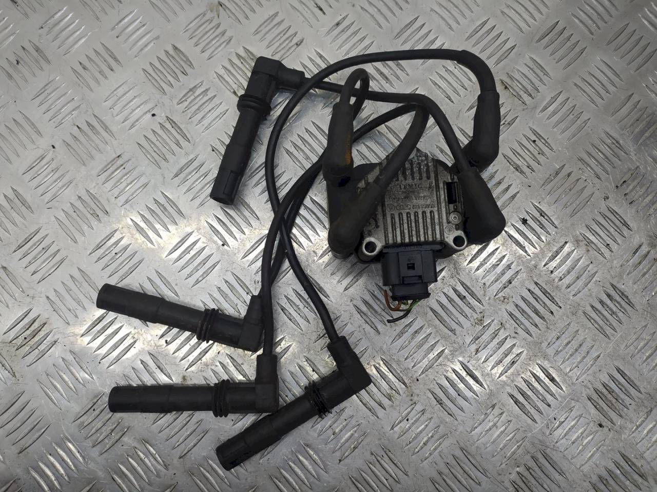 катушка зажигания Volkswagen Golf 4 поколение 2002, 1.4 л., i, 032905106B - фото №1