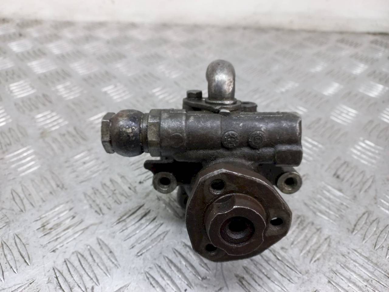 насос гидроусилителя руля Volkswagen Golf 4 поколение 2000, 1.6 л., i, 1J0422154B - фото №1