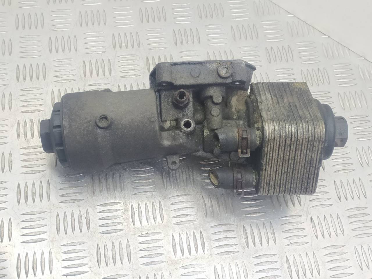 корпус масляного фильтра Volkswagen Touran 1 поколение 2005, 2.0 л., TDi - фото №1