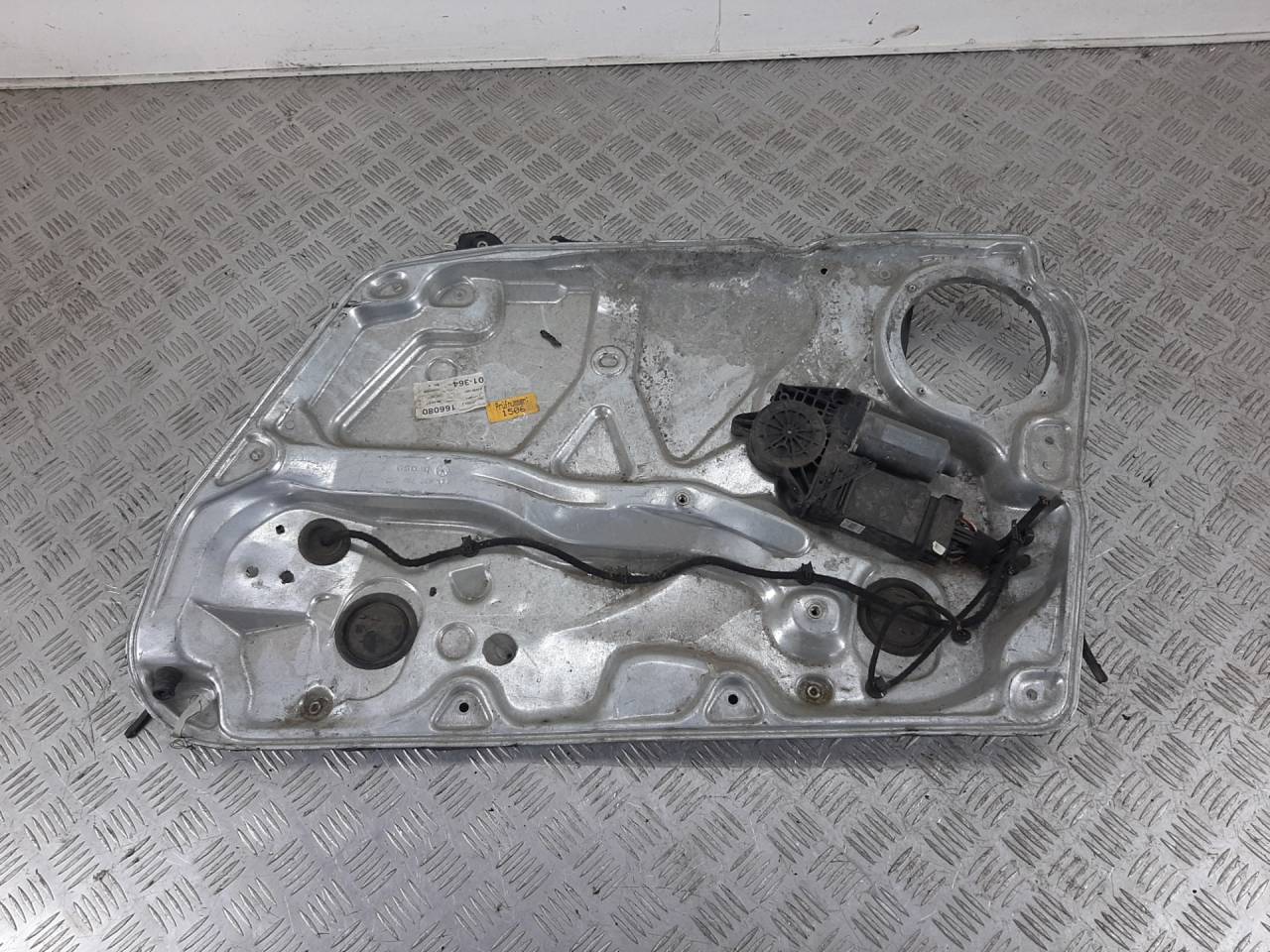 стеклоподъемник электрический передний правый Volkswagen Passat B5 2000, 3B4837752J - фото №1