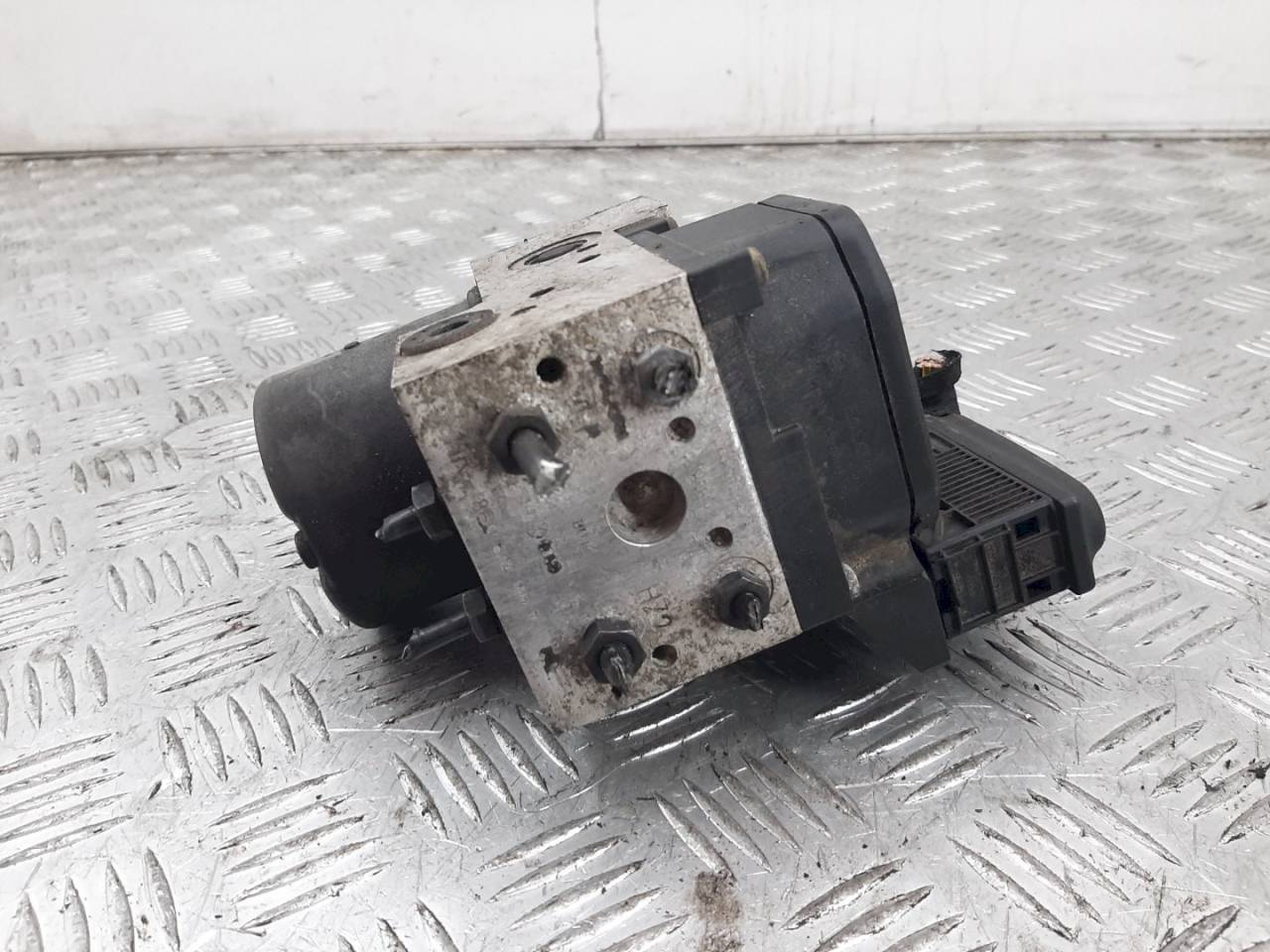 блок ABS Volkswagen Passat B5 2000, 1.9 л., TDi, 8E0814111T - фото №1