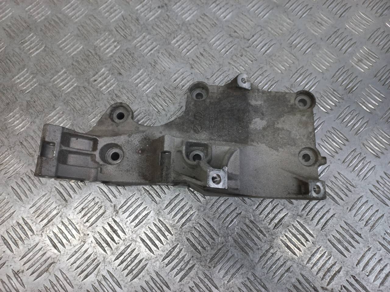 кронштейн генератора Volkswagen Golf 5 поколение 2006, 2.0 л., TDi, дизель, R03G903143A - фото №1