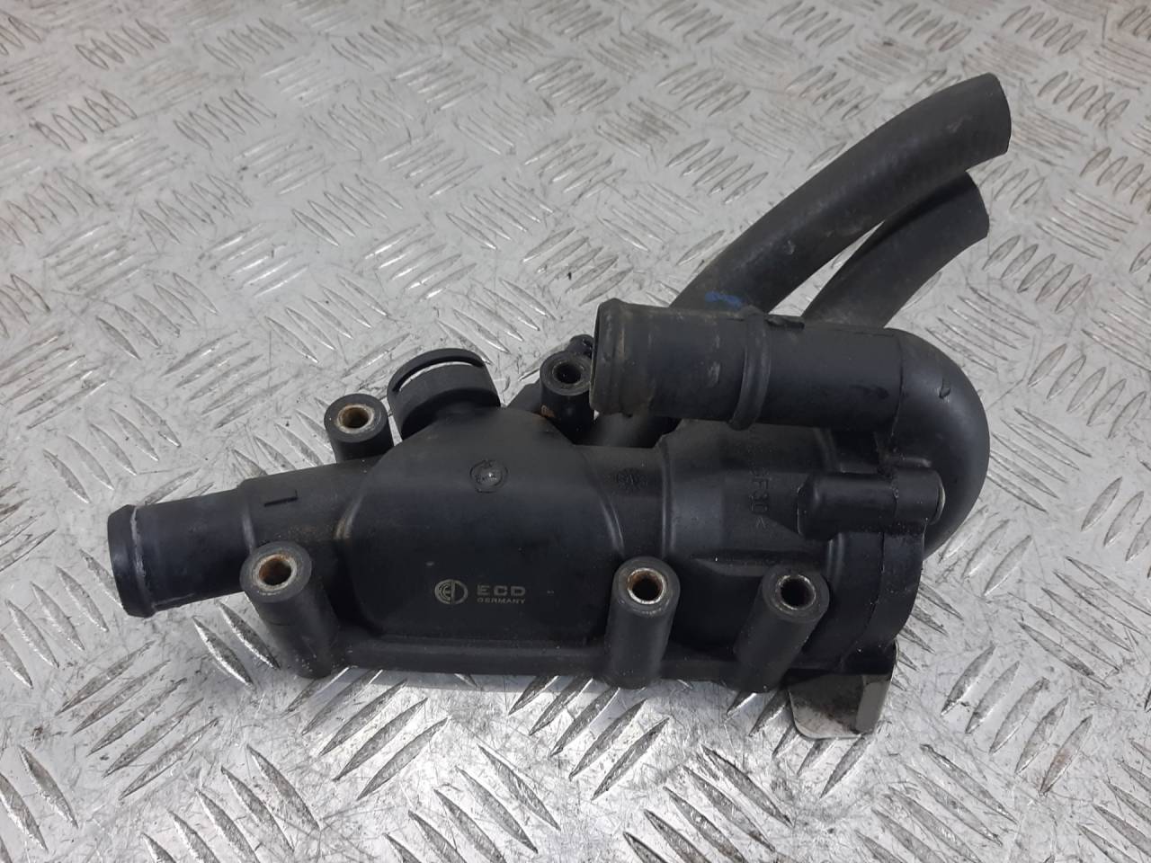 корпус термостата Ford Fiesta 5 поколение 2005, 1.3 л., i, бензин - фото №1