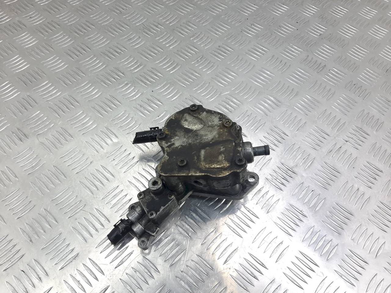 насос вакуумный Volkswagen Golf 4 поколение 2004, 1.4 л., TDi PD, дизель, -, 038145209A - фото №1