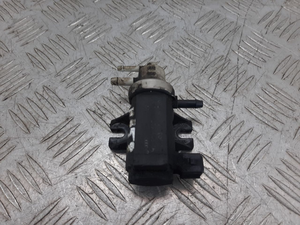 клапан управления турбиной (актуатор) Audi A4 B5 1999, 1.9 л., AFN, дизель, 1H0906627A - фото №1