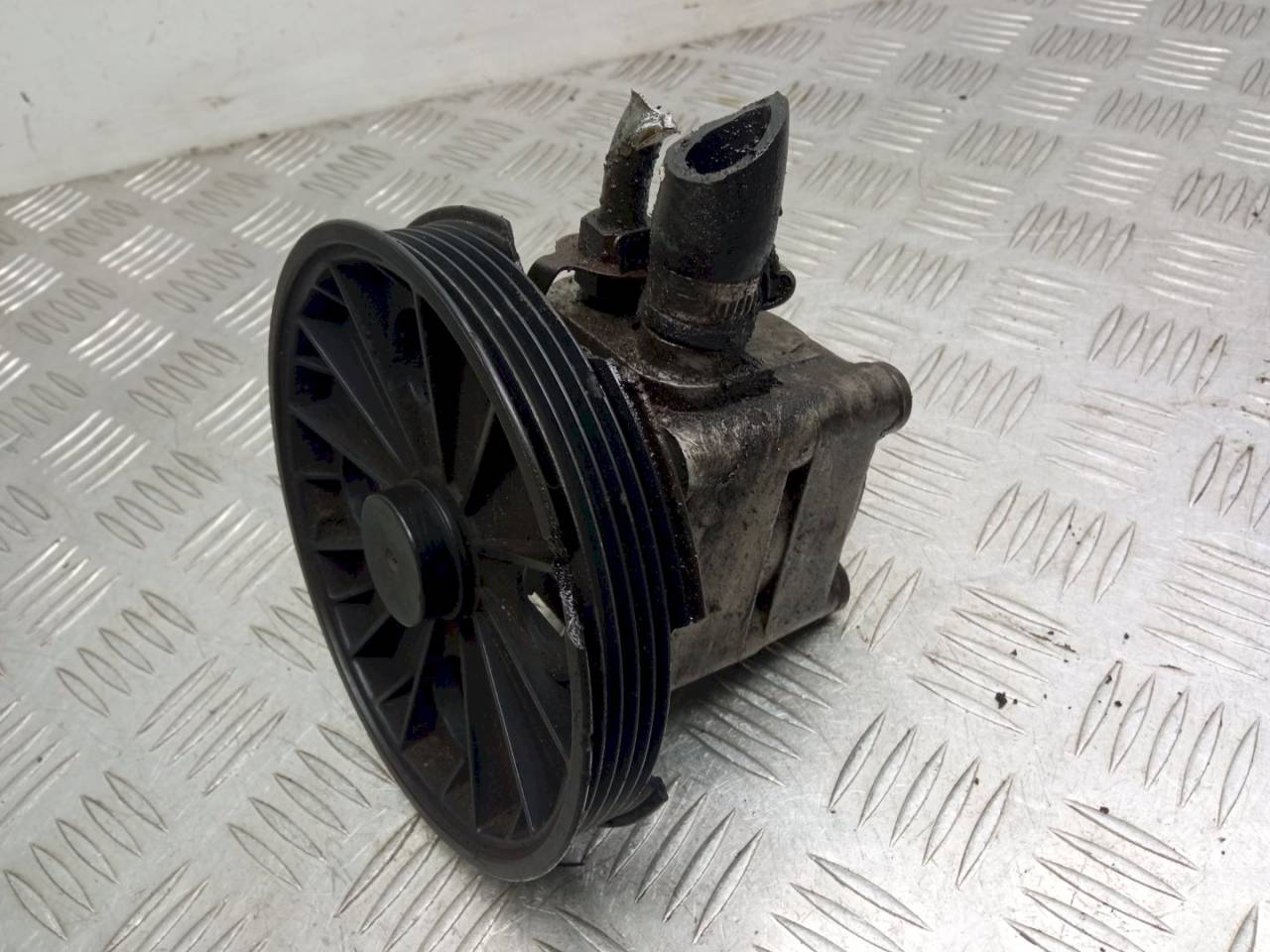 насос гидроусилителя руля Volvo V70 2 поколение 2003, 2.4 л., i - фото №1