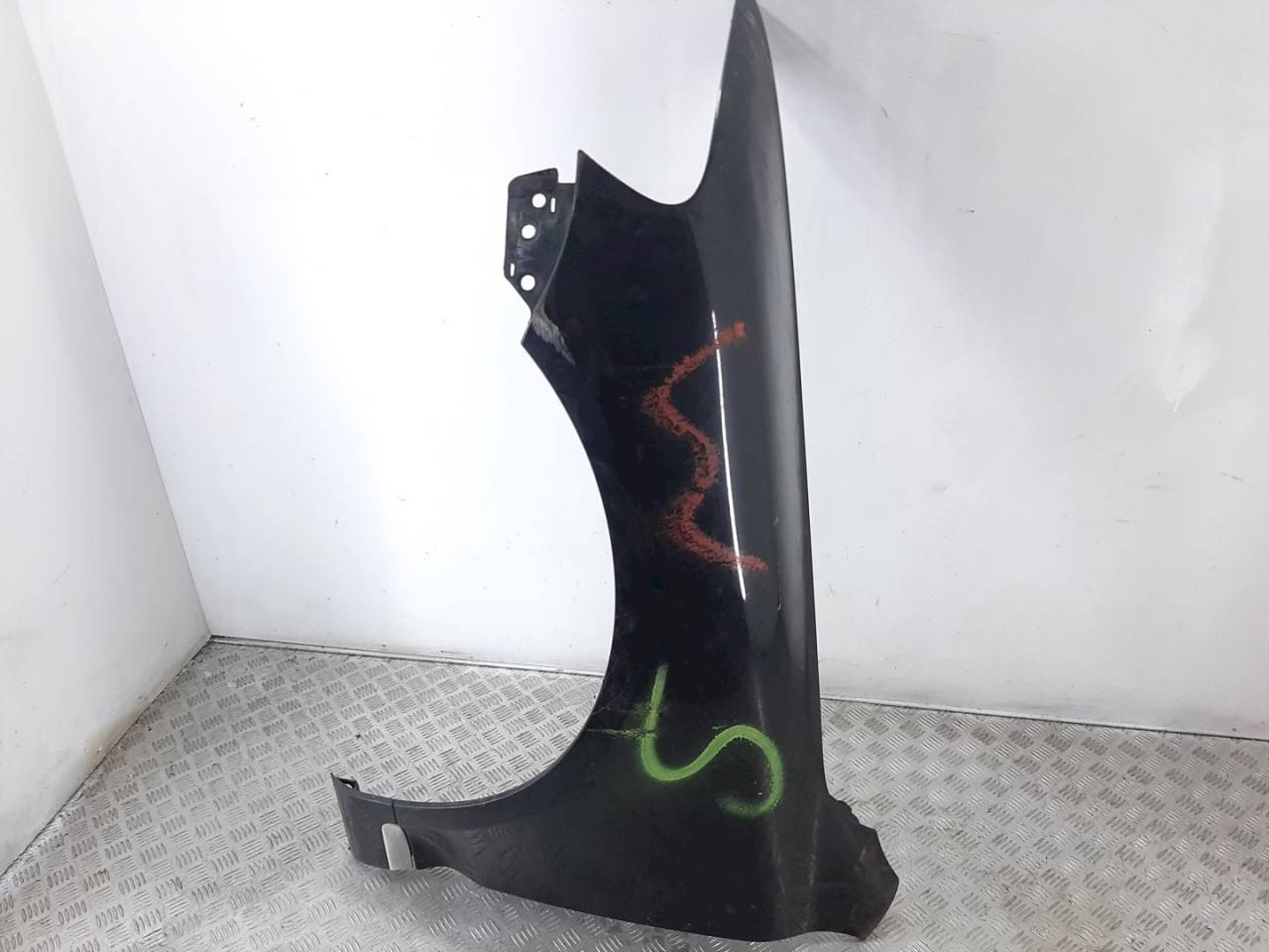 крыло переднее левое Volkswagen Touareg 1 поколение 2005 - фото №1