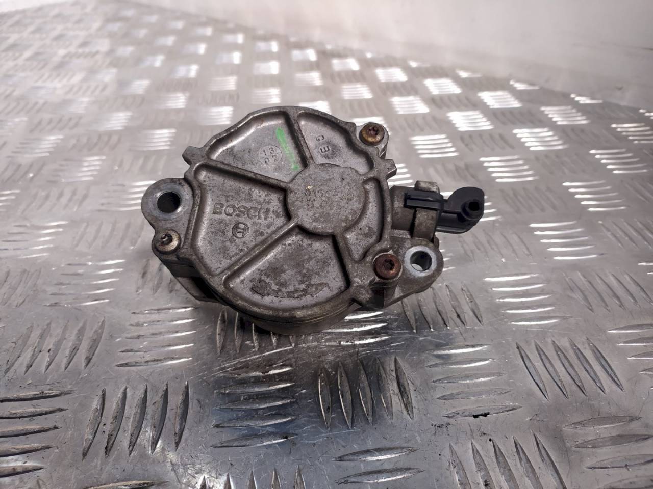 насос вакуумный Ford Focus 2 поколение 2007, 1.6 л., TDCi, D1562B - фото №1