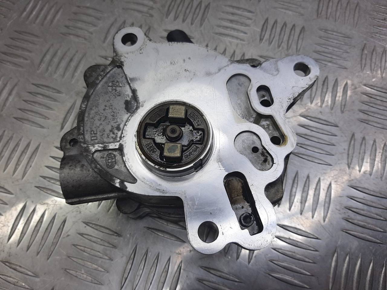 насос вакуумный Volkswagen Golf 5 поколение 2004, 2.0 л., TDi, 03G145209 - фото №1