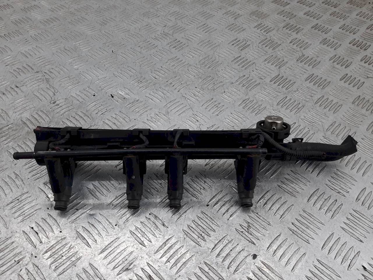 топливная рампа Volkswagen Golf 4 поколение 2000, 2.0 л., i, 037133317AK - фото №1