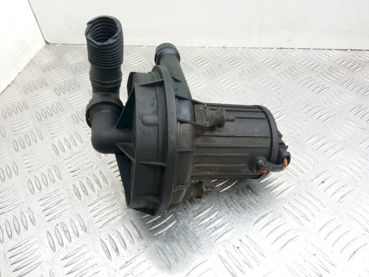 насос продувки катализатора Volkswagen Golf 4 поколение 2001, 1.6 л., i, 06A959253B - фото №1