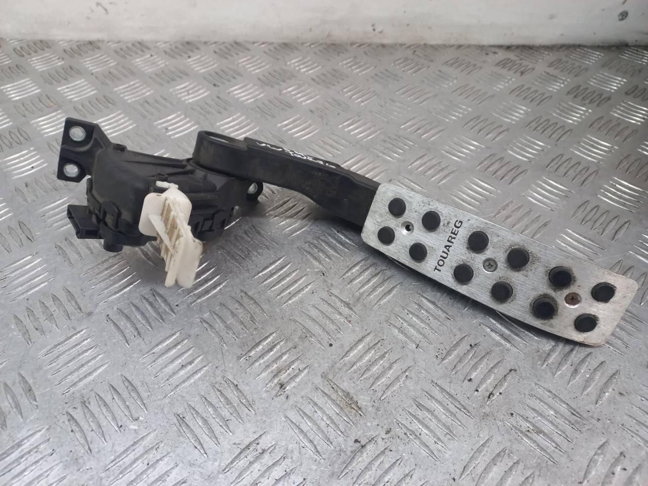 педаль Volkswagen Touareg 1 поколение 2005, 3.0 л., TDi, 7L0723507B - фото №1