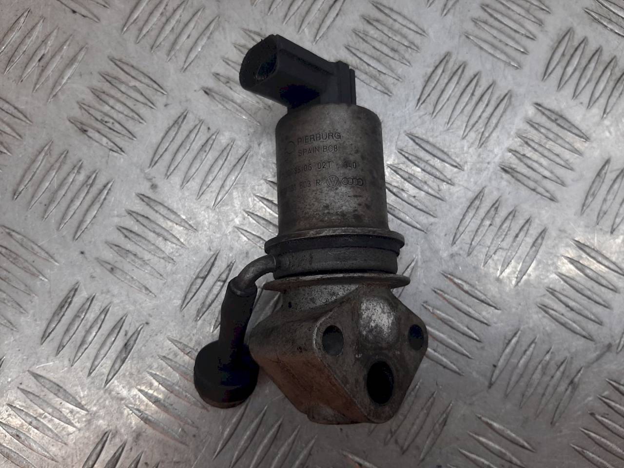 клапан EGR Volkswagen Polo 4 поколение 2002, 1.4 л., i, 036131503R - фото №1