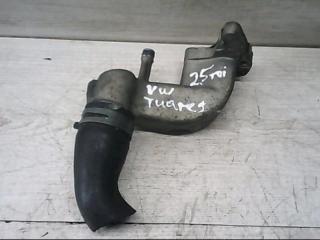 патрубок воздушного фильтра Volkswagen Touareg 1 поколение 2004, 2.5 л., TDi, 070121133C