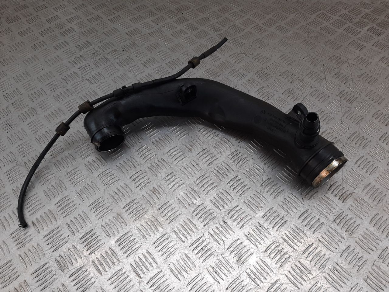 патрубок турбины Skoda Fabia 1 поколение (6Y) 2003, 1.9 л., TDi, дизель, 6Q0129654 - фото №1