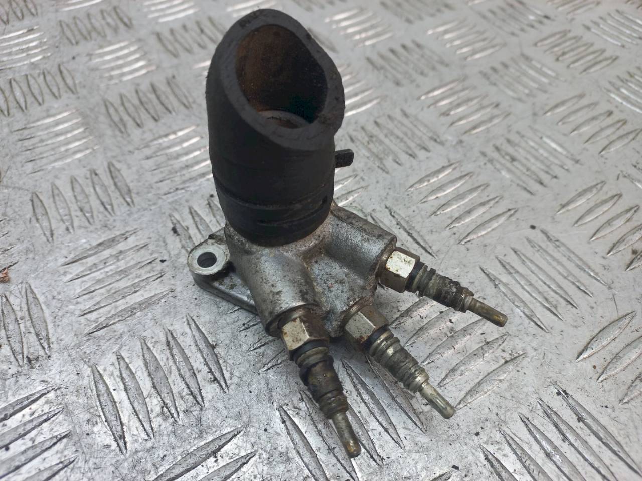 подогреватель охлаждающей жидкости Volkswagen Golf 4 поколение 1999, 1.9 л., TDi, 028121145B - фото №1