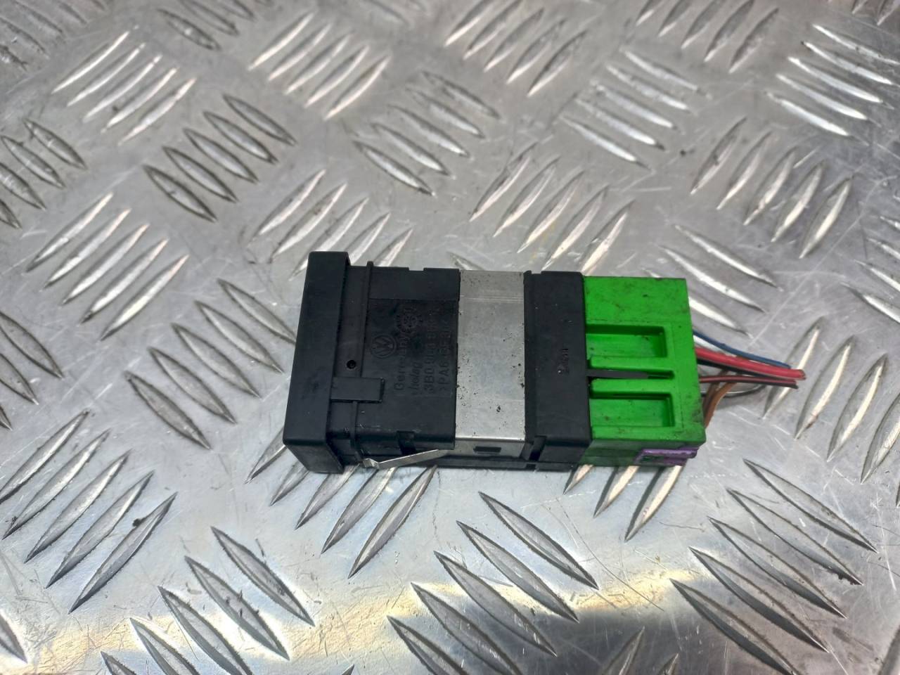 кнопка обогрева сидений Volkswagen Passat B5 2001, 3B0963563C - фото №1