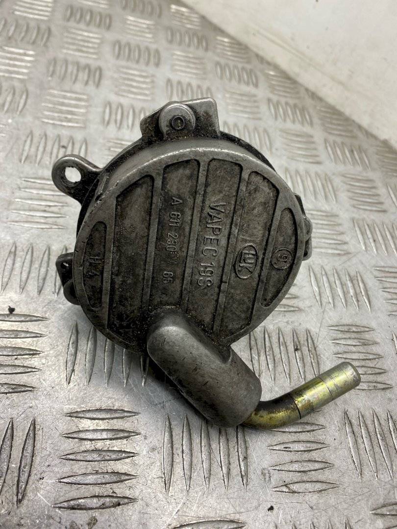 насос вакуумный Mercedes-Benz Vito W638 1999, 2.2 л., CDi, A6112300165 - фото №1