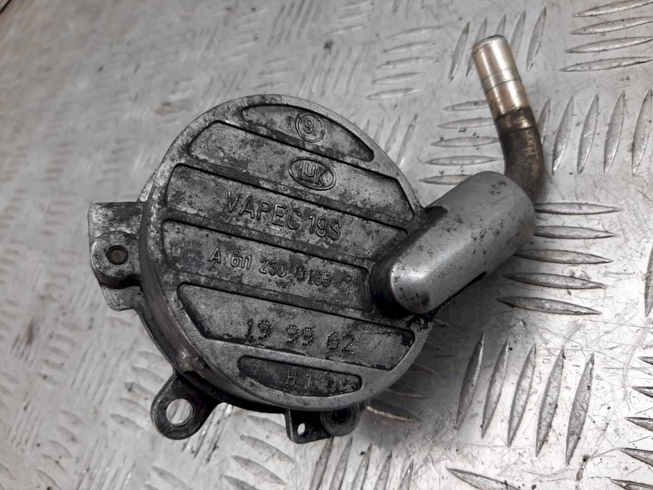 насос вакуумный Mercedes-Benz Vito W638 1999, 2.2 л., CDi, A611230016 - фото №1