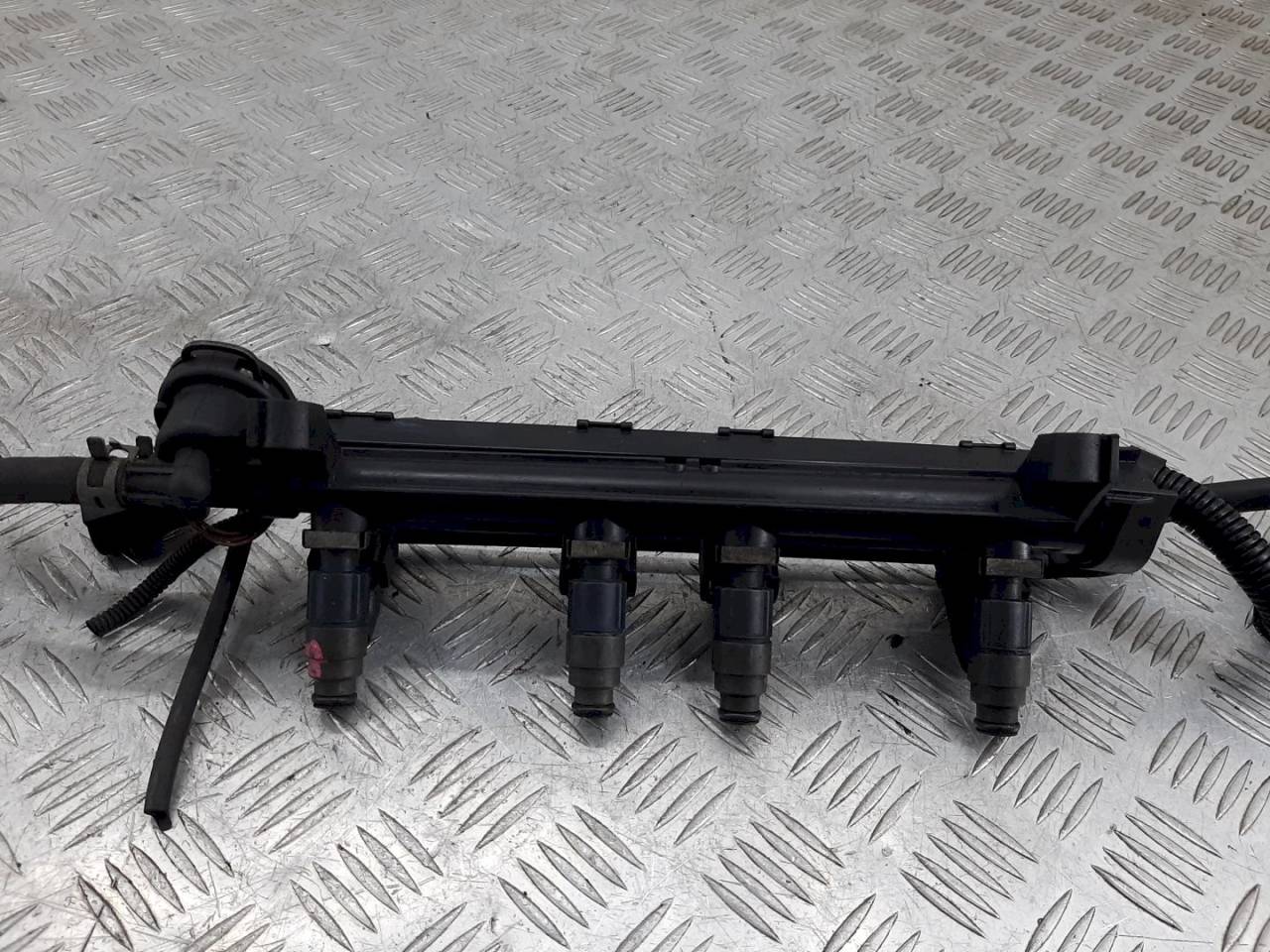 топливная рампа Volkswagen Golf 4 поколение 2000, 2.0 л., i, 037133317AK - фото №1