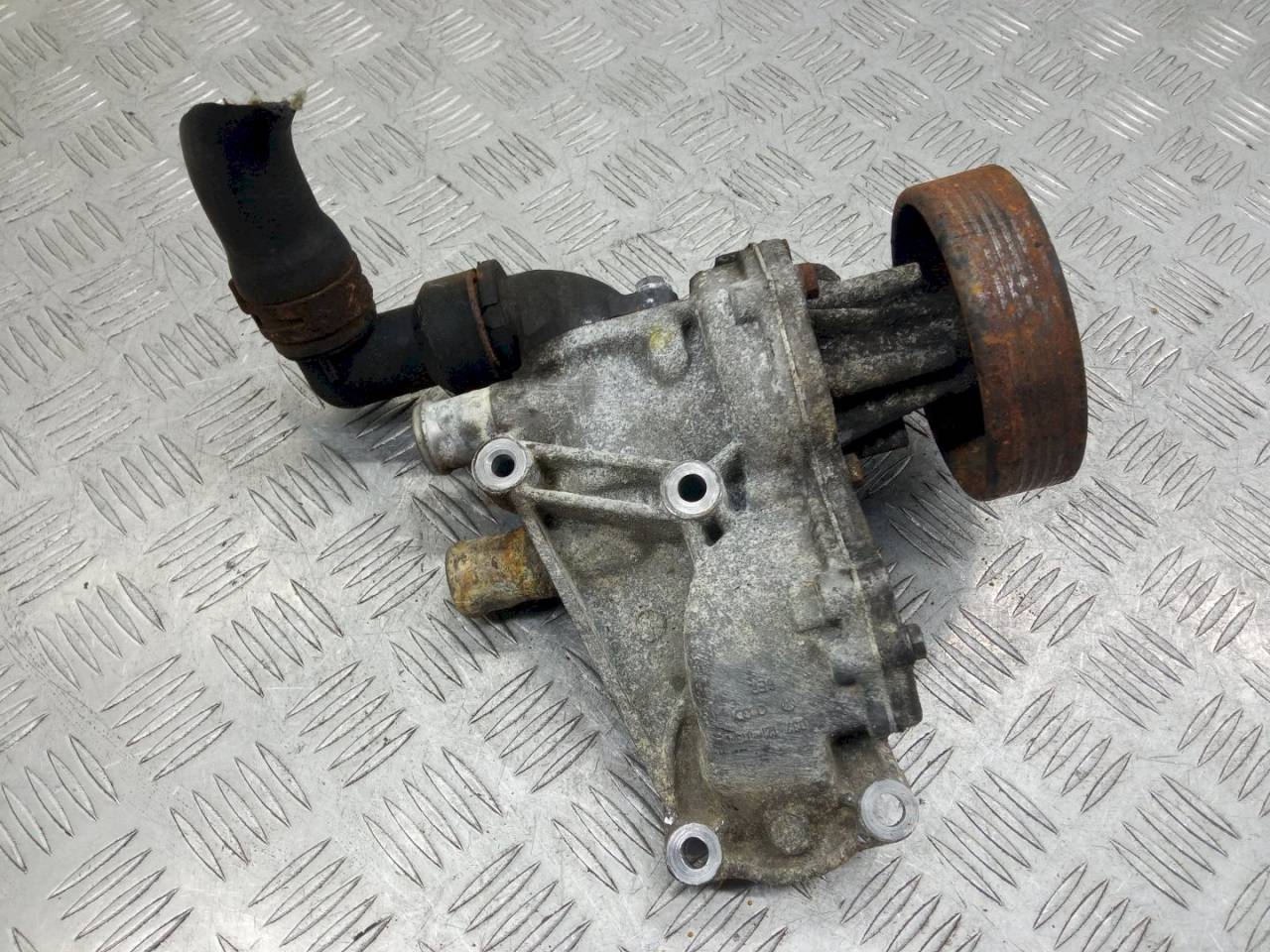 помпа Volkswagen Sharan 1 поколение 1997, 1.9 л., 037121013A - фото №1