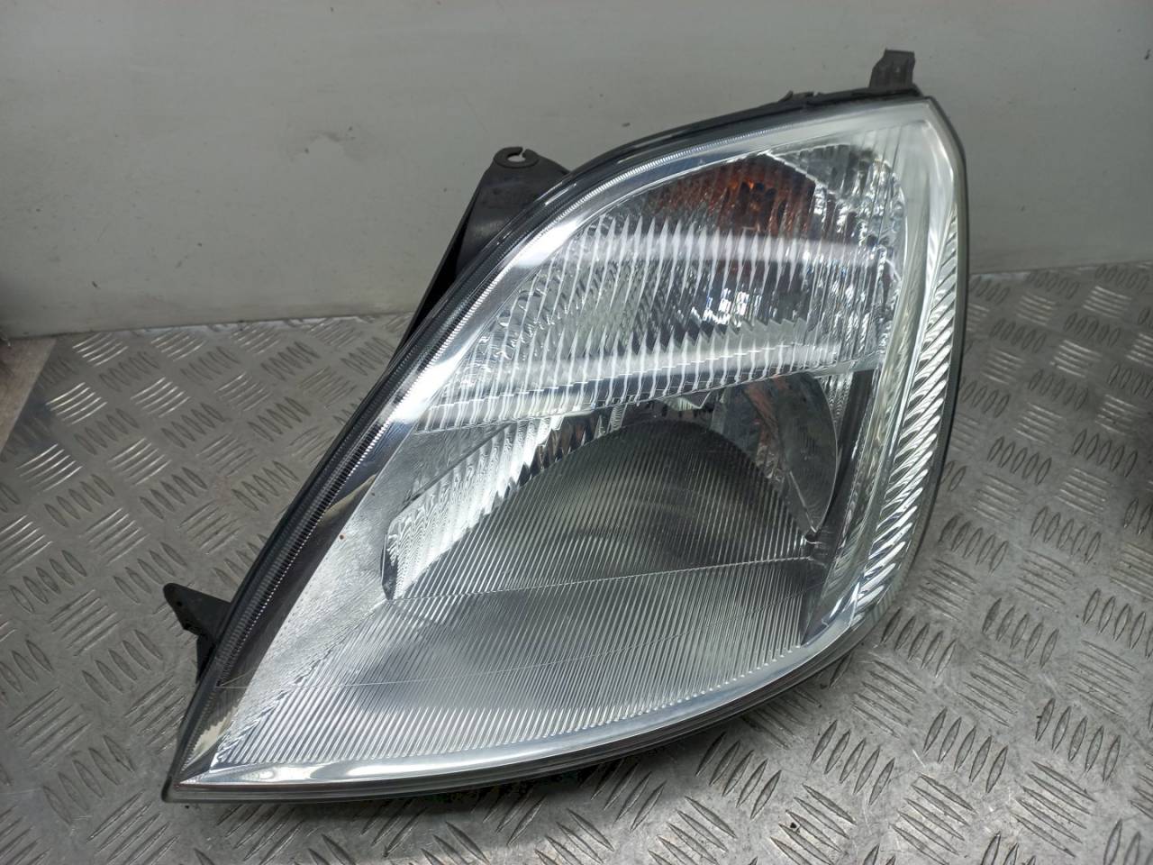 фара левая Ford Fiesta 5 поколение 2005, 1EF01019701 - фото №1