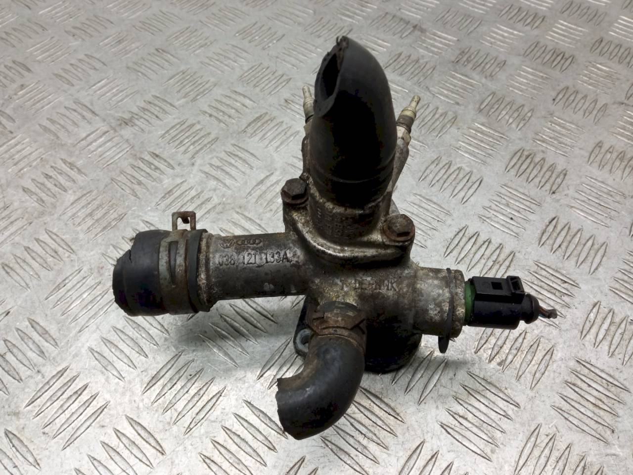 корпус термостата Volkswagen Golf 4 поколение 2003, 1.9 л., TDi, 038121133A - фото №1