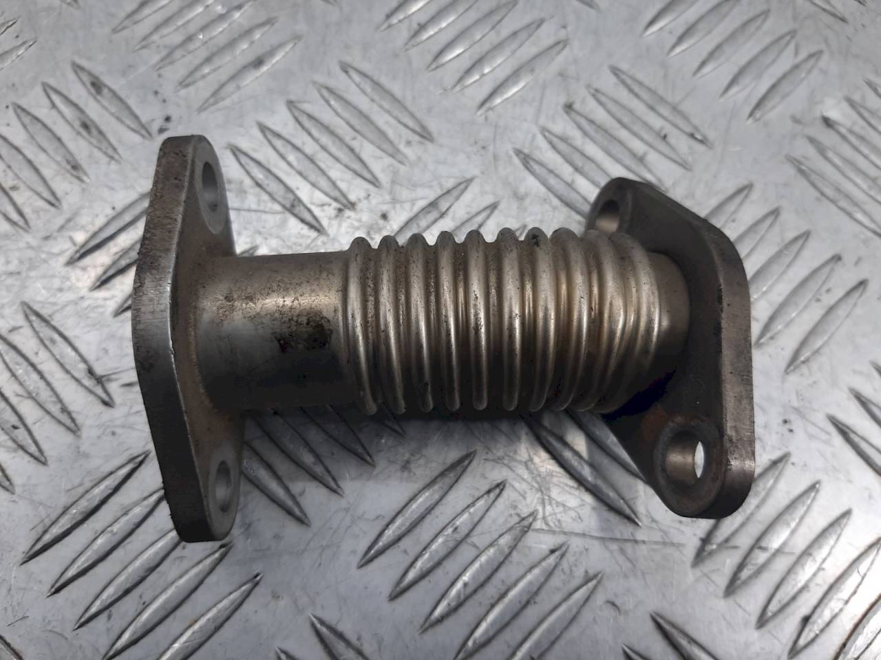 трубка системы рециркуляции EGR Fiat Doblo 1 поколение 2001, 1.9 л., JTD - фото №1