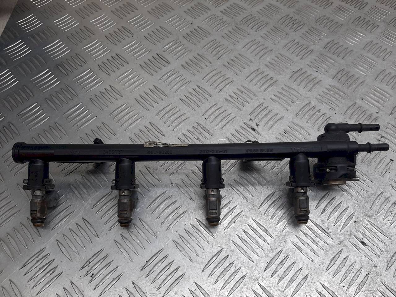 топливная рампа Ford Fiesta 5 поколение 2005, 1.3 л., i, 2NIU-9D280-CA - фото №1