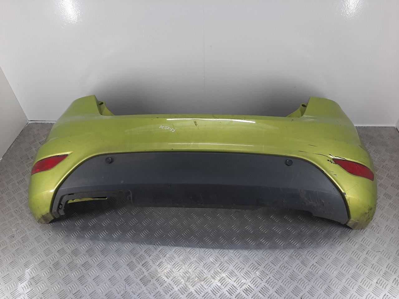 бампер задний Ford Fiesta 6 поколение 2009 - фото №1