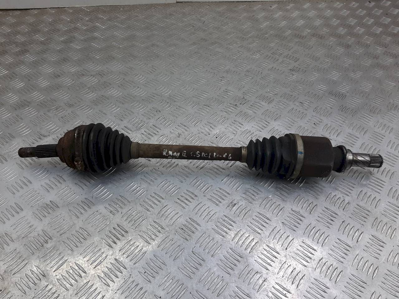 полуось передняя левая (приводной вал, ШРУС) Renault Megane 2 поколение 2006, 1.5 л., DCi, дизель, - - фото №1
